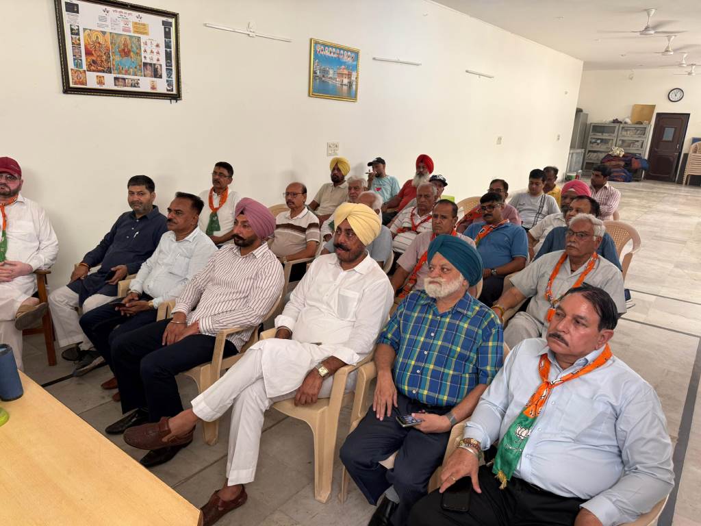 137वां मन की बात प्रोग्राम एवरग्रीन सोसाइटी खरड़ में मिलकर सुना गया